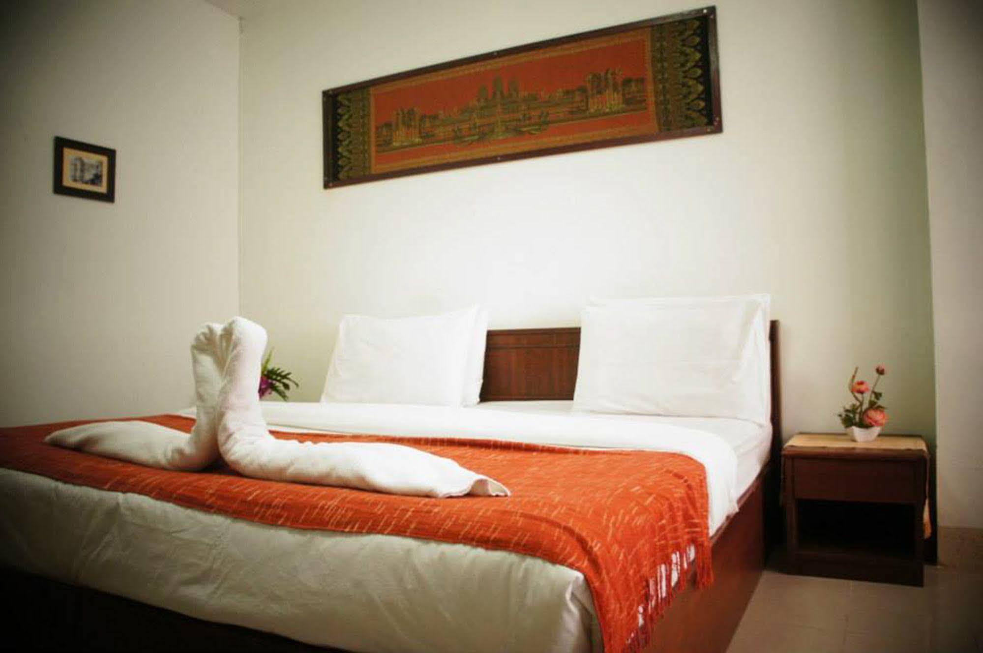 Vipa House Hotel Chiang Mai Bagian luar foto