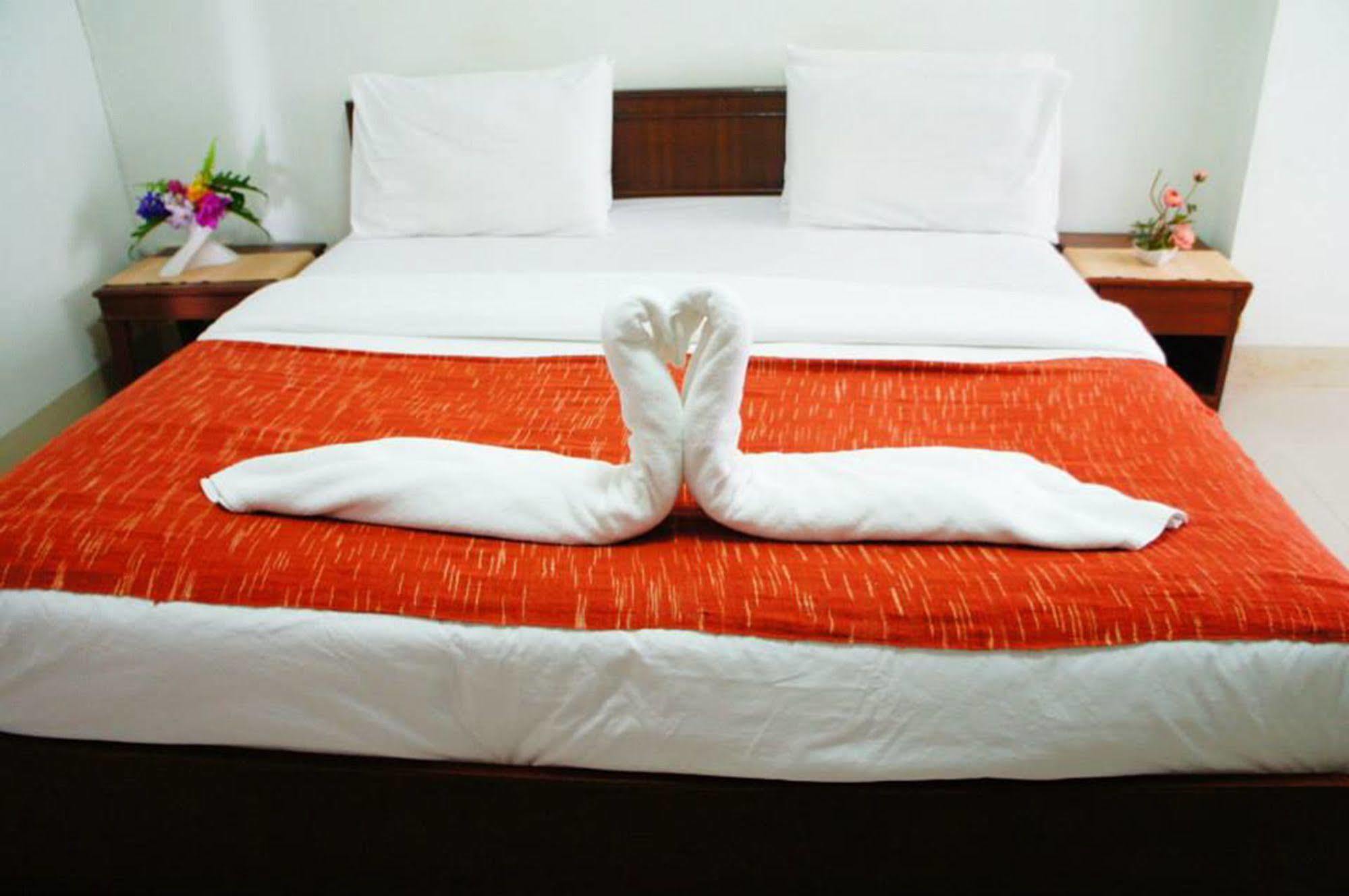Vipa House Hotel Chiang Mai Bagian luar foto
