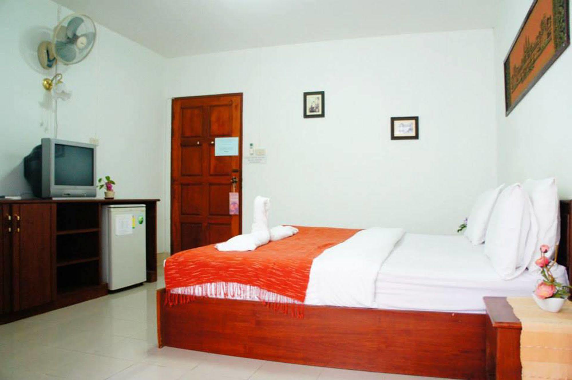 Vipa House Hotel Chiang Mai Bagian luar foto