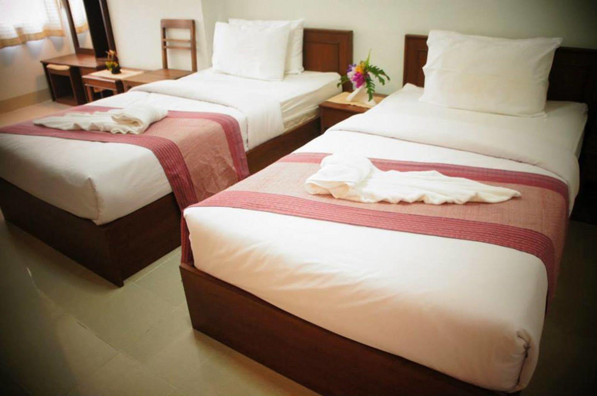 Vipa House Hotel Chiang Mai Bagian luar foto